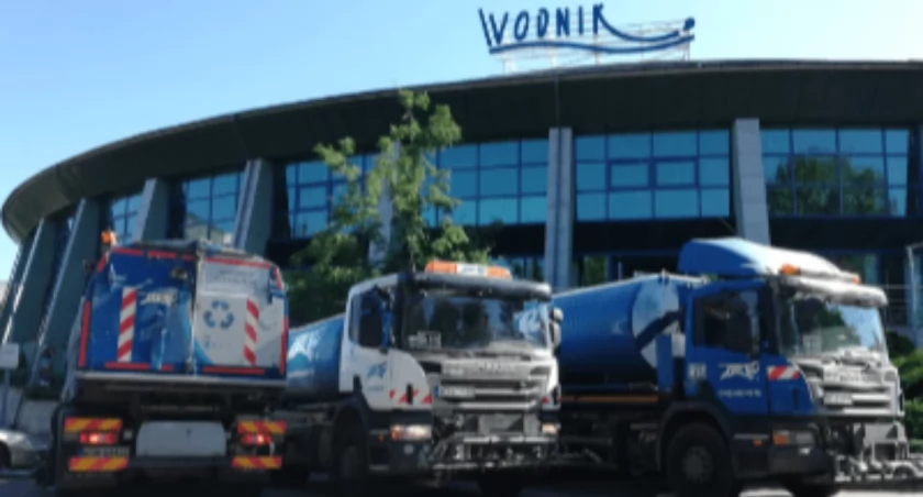 Miliony litrów w ruchu. Warszawa zamienia baseny w… miejskie sprzątanie