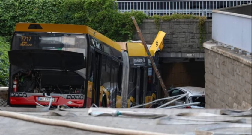 Wracamy do tematu: Chaos na ulicach. Autobus staranował siedem aut
