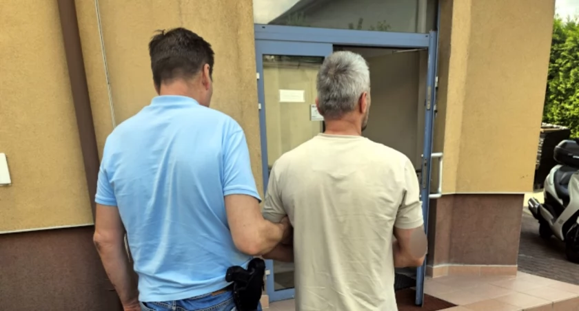 Znikał w ciemnościach i wracał z gotówką. Trop prowadzi do Ząbek