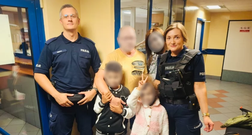 Zamknęły się drzwi pociągu, a ona została sama. Policjanci pomogli 5-latce