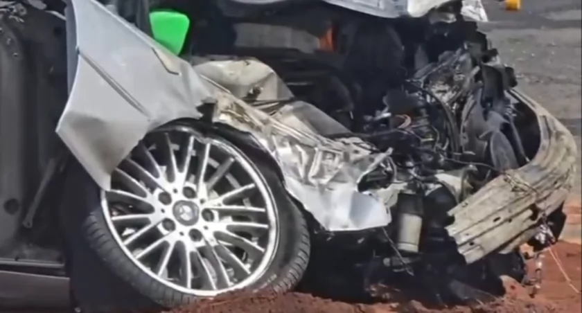 Chwile grozy na Targowej. Dźwig staranował BMW [ZDJĘCIA]
