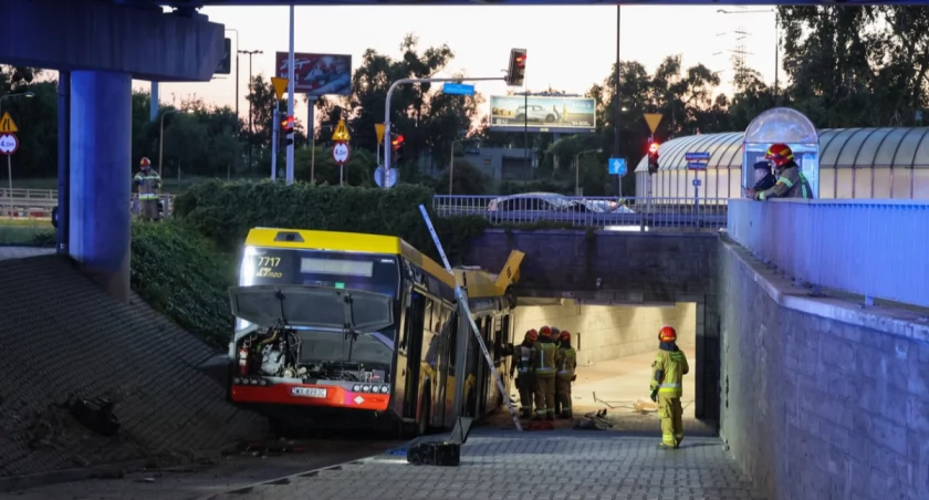 Przed wypadkiem przeszedł naprawy. Nowe fakty po groźnym wypadku autobusu w Warszawie
