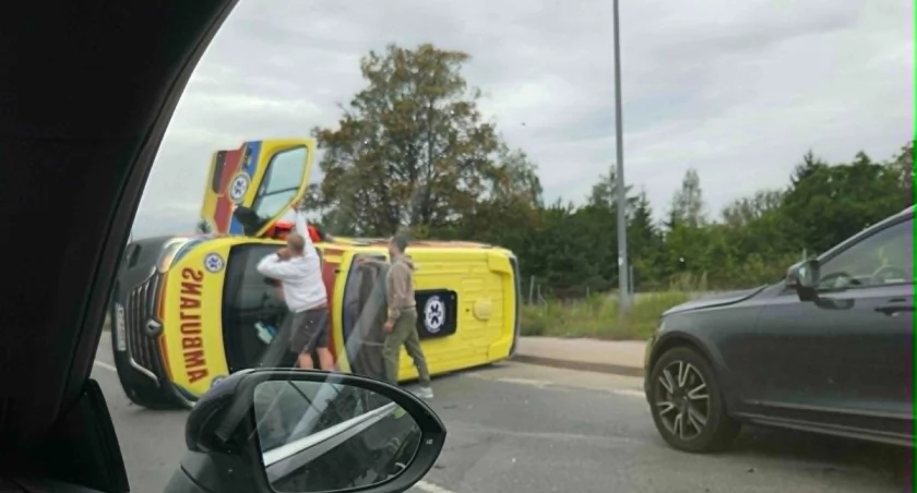 Dramatyczne chwile na S8. Ambulans leżał na boku
