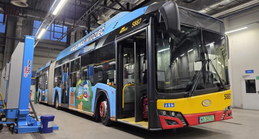 Kolorowy autobus rusza na ulice Warszawy