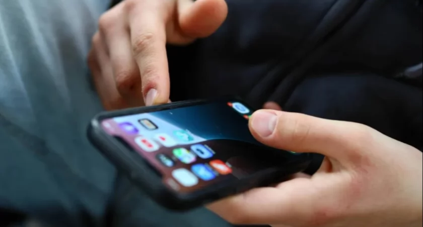 Polacy chcą odciąć dzieci od social mediów? Wyniki sondażu pokazują wyraźny trend