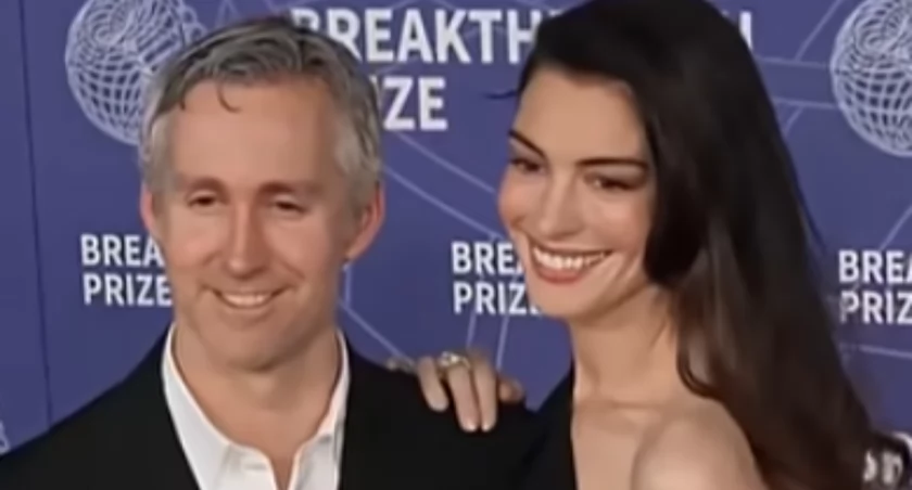 Cały internet porównuje go do Szekspira. Kim naprawdę jest mąż Anne Hathaway?