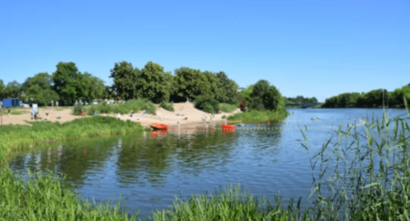 Wypad nad wodę na spontanie. Gdzie są fajne, pobliskie plaże?