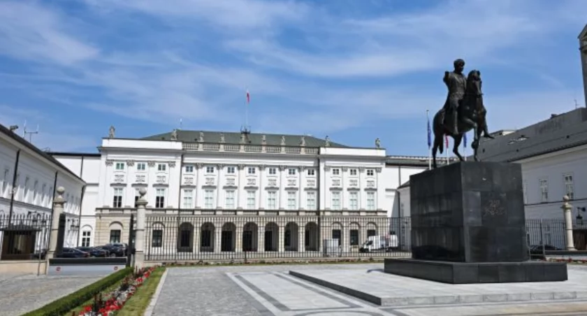 Alarm przed Pałacem Prezydenckim. Mężczyzna miał przy sobie broń