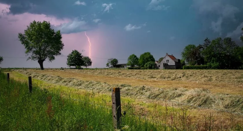 Alerty pogodowe I i II stopnia dla kilku regionów Polski. Burze z gradem i silnym wiatrem oraz zagrożenie powodziowe