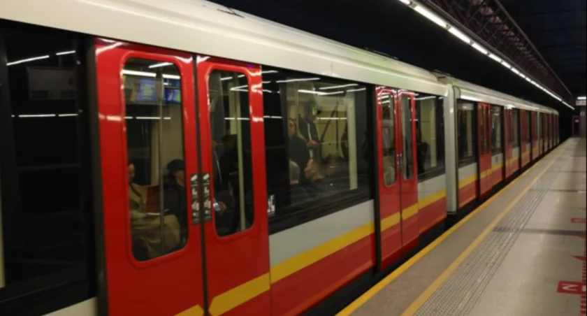 Plecak na torach metra sparaliżował ruch. Policja zatrzymała podejrzanego