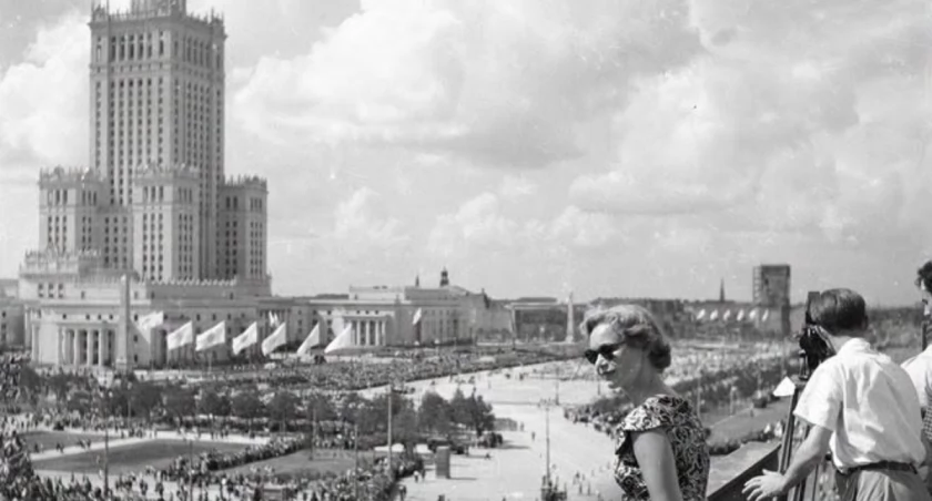 [ZDJĘCIA] 71 lat temu Pałac Kultury i Nauki po raz pierwszy otworzył swoje wnętrza dla zwiedzających