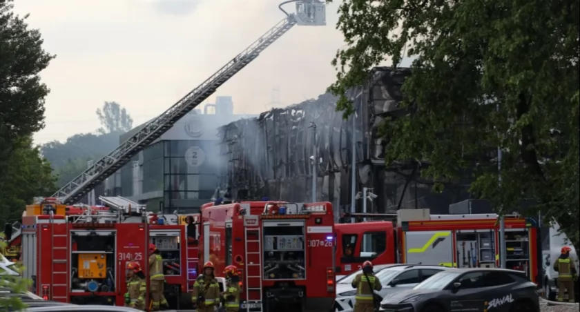 Czarny dym nad Warszawą. Ogień pochłonął samochody
