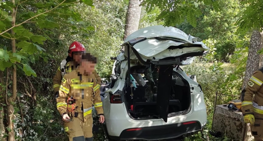 Tesla zderzyła się z ciągnikiem, 29-latek nie żyje