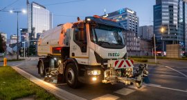 Warszawa budzi się czystsza – kto sprząta ulice nocą?