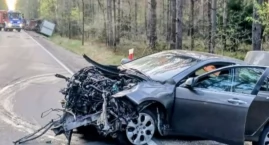 Ciężarówka w rowie po zderzeniu z osobówką