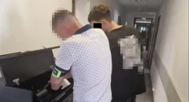 Nerwowo rozglądał się na ulicy. Policjanci od razu w&hellip;