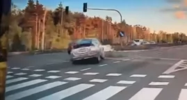 Jedna sekunda i piekło na drodze. Audi rozerwane na &hellip;