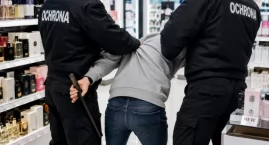 Złapali go na kradzieży. Nagle rzucił się na ochroniarzy i zaczął gryźć