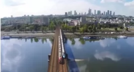 Weszła na most kolejowy i zatrzymała pociąg