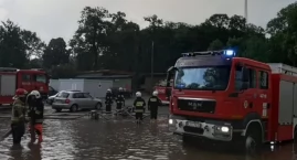 Nawałnica zalała tunel. W wodzie utknął wóz strażacki
