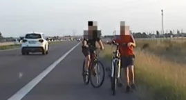 Dwaj chłopcy w wieku 8 i 9 lat jechali rowerami pod &hellip;