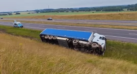 Ciężarówka w rowie na S7