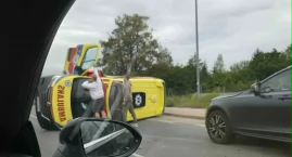 Dramatyczne chwile na S8. Ambulans leżał na boku