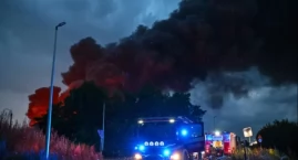 Czarny dym nad Warszawą. Ogień pochłonął samochody