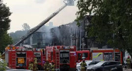 Czarny dym nad Warszawą. Ogień pochłonął samochody