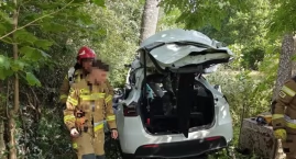 Tesla zderzyła się z ciągnikiem, 29-latek nie żyje