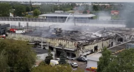 Pożar strawił salony na Targówku. Zostały zgliszcza