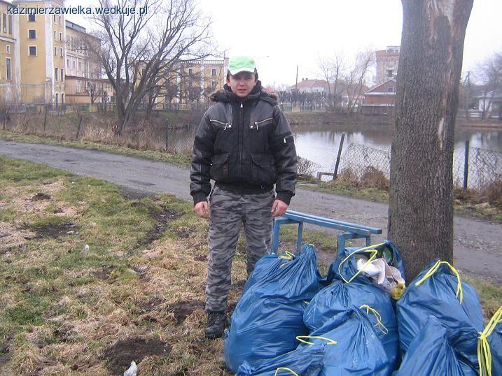 Sprzątanie zbiorników miejskich w Kazimierzy Wielkiej oraz rzek Małoszówki i Nidzicy .