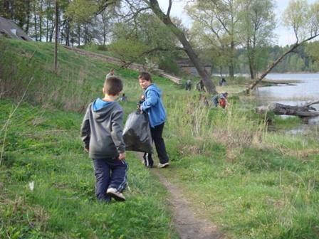 SPRZĄTANIE JEZIORA W DNIU 8.05.2010