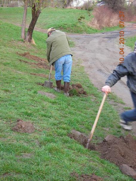 Prace porządkowe na Cegielni-10.04.10.