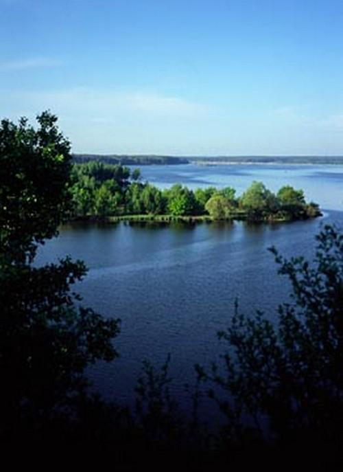 Zalew Sulejowski plażą w Karolinowie