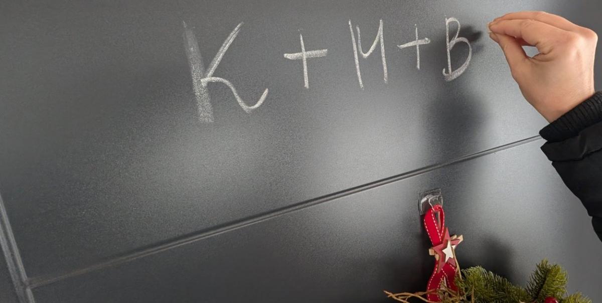 K+M+B czy C+M+B - co takiego piszemy na drzwiach domu?