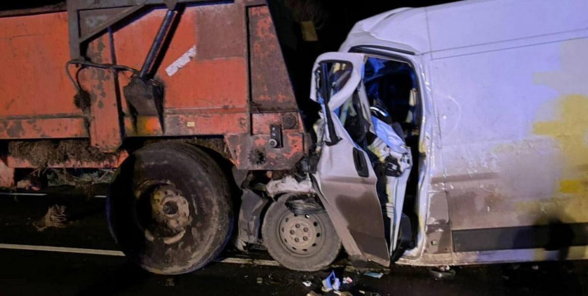 Jedna osoba poszkodowana w zderzeniu busa z ciągnikiem rolniczym