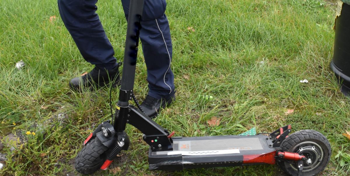 Jadący hulajnogą elektryczną nastolatek uderzył w samochód
