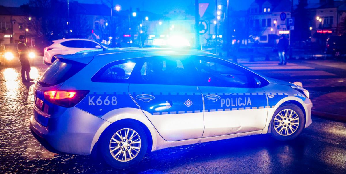 Odpowie za kilka przestępstw, w tym za zniszczenie radiowozu