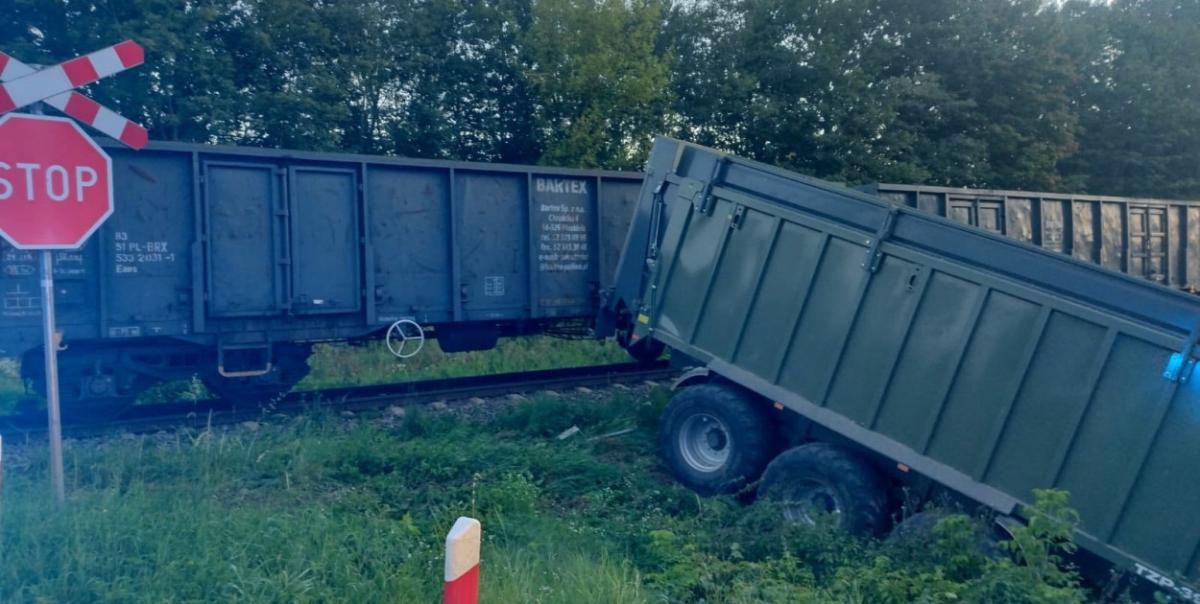Pisz - Biała Piska: Kierujący ciągnikiem wjechał pod pociąg towarowy