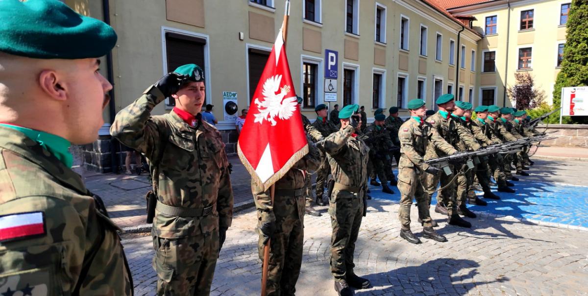 Salwa honorowa - 1 Dywizjon Rakiet w Orzyszu - Święto Wojska Polskiego