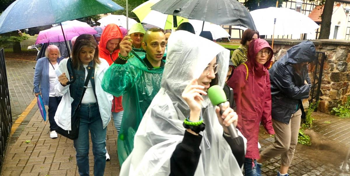 Pielgrzymka z Pisza wyruszyła na Jasną Górę – deszczowy początek drogi