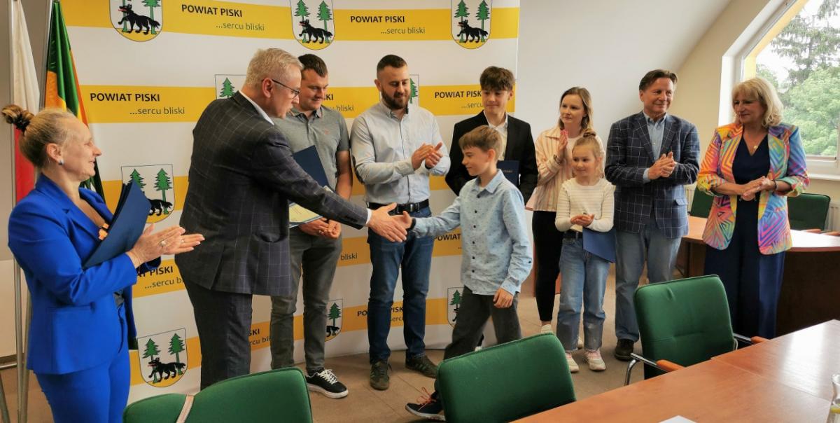 Najlepsi sportowcy odebrali stypendia Starosty Powiatu Piskiego