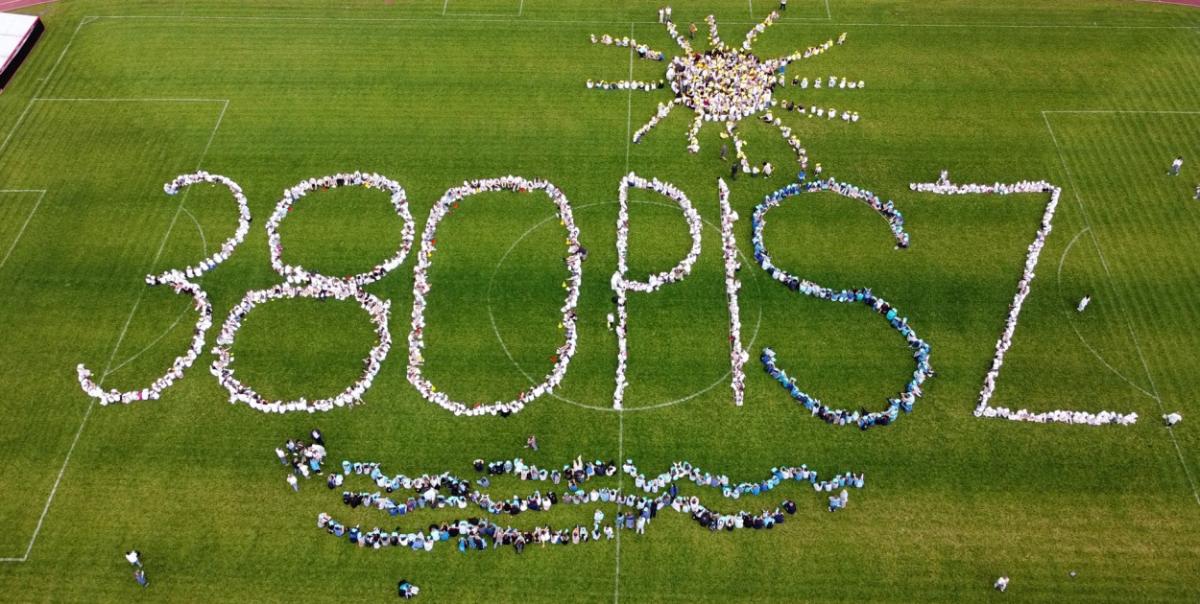 Uczniowie utworzyli na stadionie ogromny napis 380 Pisz - zobacz video