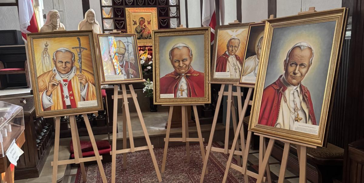 Piska wystawa obrazów z wizerunkiem św. Jana Pawła II