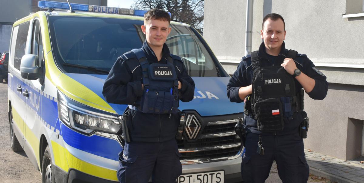 Policjanci uratowali dwóch braci wyprowadzając ich z płonącego budynku