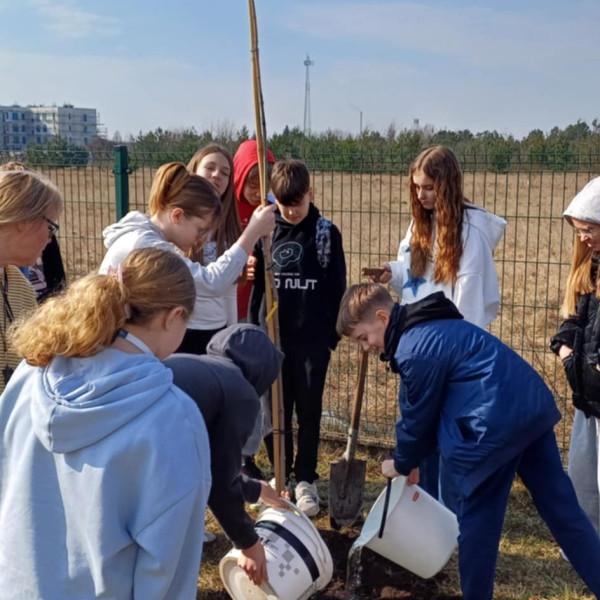 Wielka akcja sadzenia drzew w Piszu – uczniowie dbają o środowisko