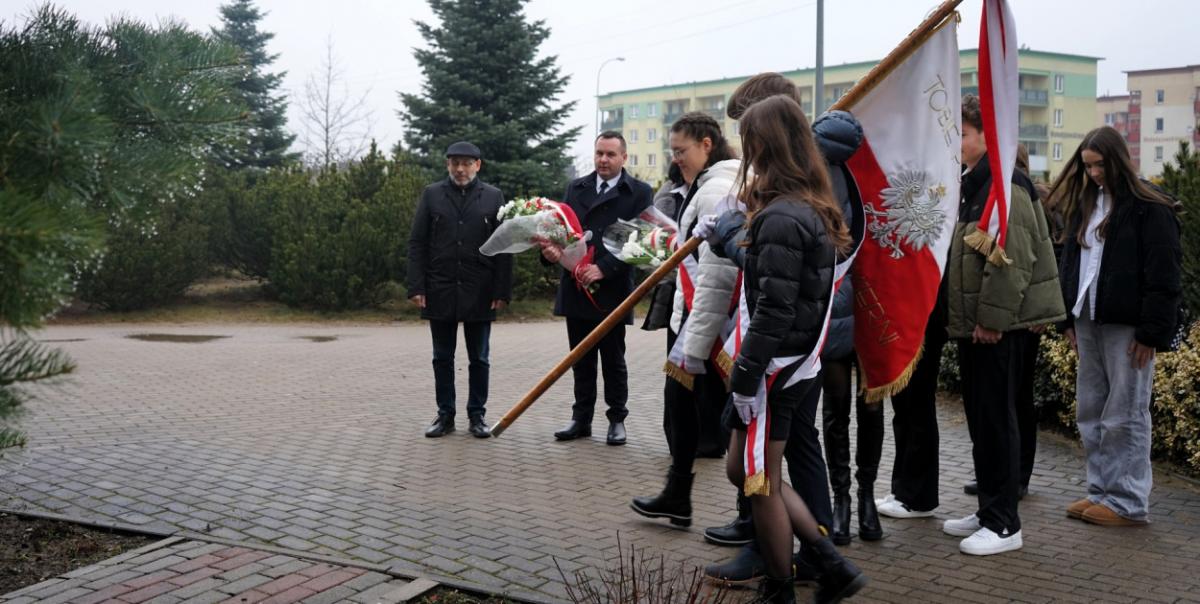 Kwiaty i uroczysta akademia. Młodzież SP4 uczciła Żołnierzy Wyklętych