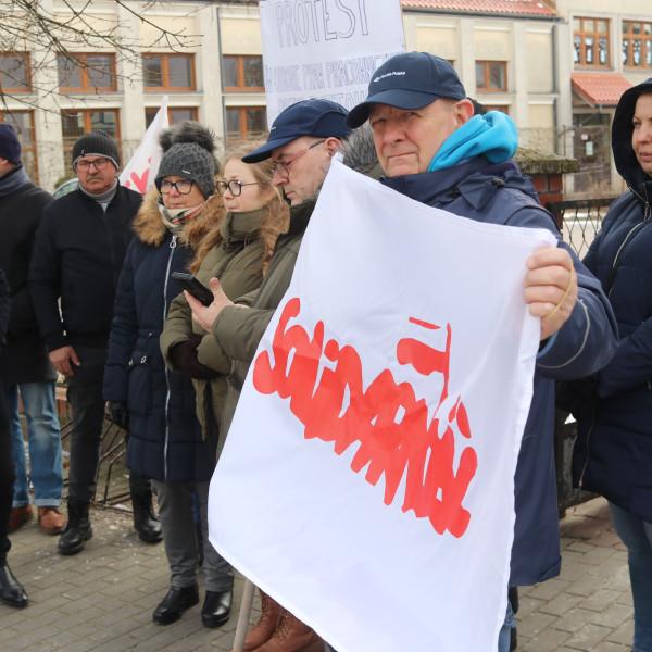 Protest pod Pocztą Polską w Piszu: Pracownicy sprzeciwiają się zwolnieniom