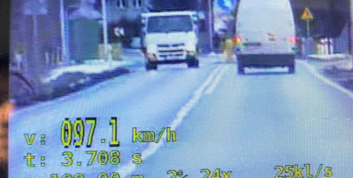 Kierujący busem stracił prawo jazdy, bo jechał zbyt szybko